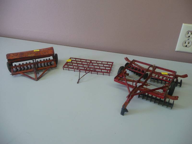 lot 11 image: 1950s Tru Scale Grain Drill Seeder, Drag & Tandem Roller Disc - See Pictures