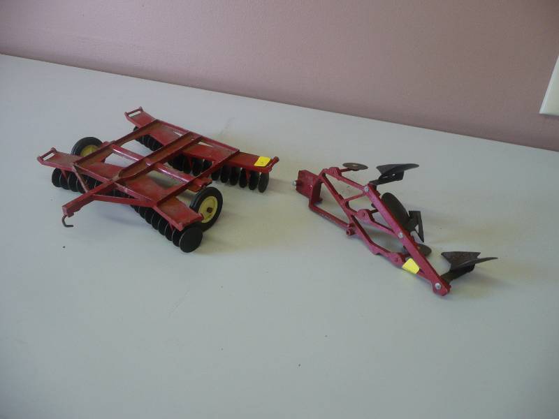 lot 12 image: 1950s Ertl Tandem Roller Disc & 3 Bottom Plow - See Pictures