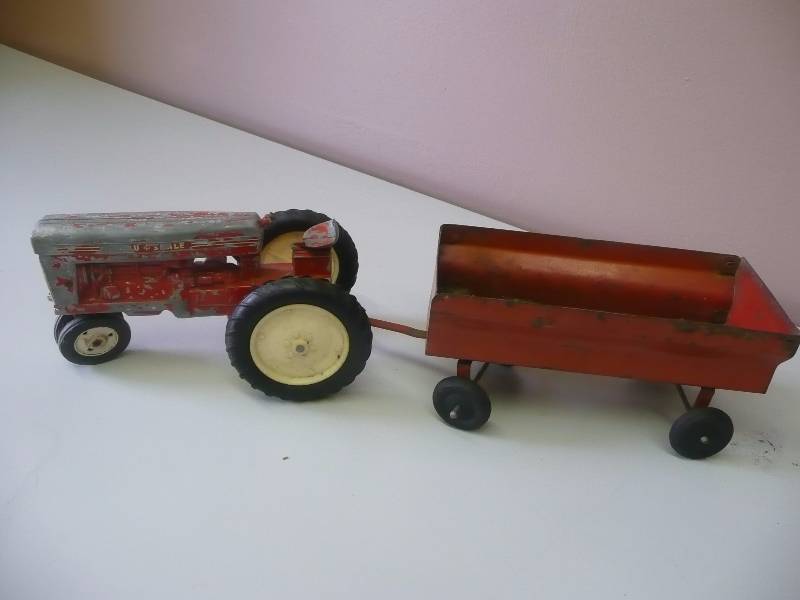 lot 15 image: 1950s Tru Scale Tractor & Tru Scale Flair Box Wagon - See Pictures