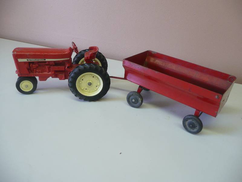 lot 16 image: 1950s Tru Scale International Tractor & Tru Scale Flair Box Wagon  - Very Cool - See Pictures