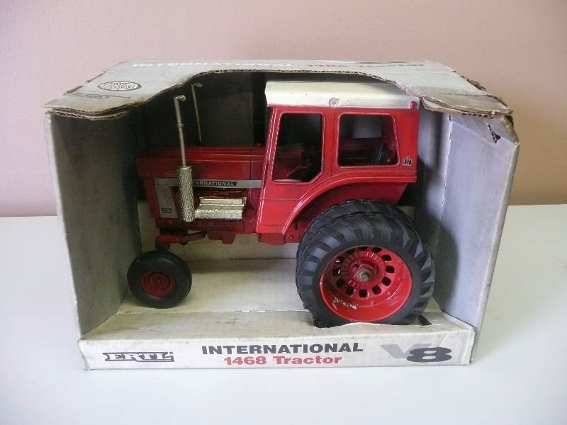 lot 25 image: Ertl International 1468 Tractor - 116 Scale - 1993 - Still In Box - See Pictures