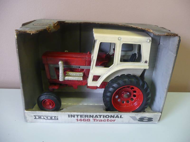 lot 28 image: Ertl International 1468 Tractor - 116 Scale - 1993 - Still In Box - See Pictures