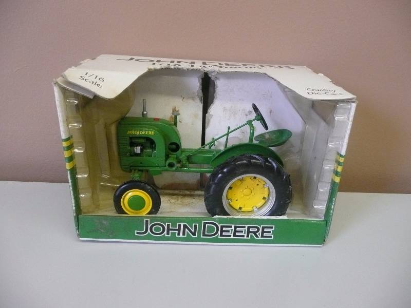 lot 29 image: Vintage SpecCast Die Cast Collectibles - John Deer 116 LA Tractor - Still In Box - See Pictures