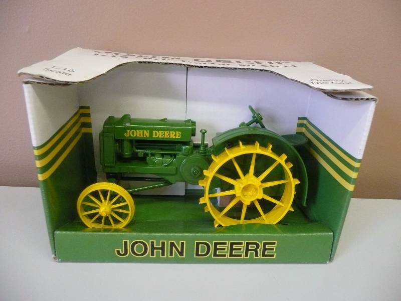 lot 30 image: Vintage SpecCast Die Cast Collectibles - John Deer 116 BO Tractor On Steel - Still In Box - See Pictures