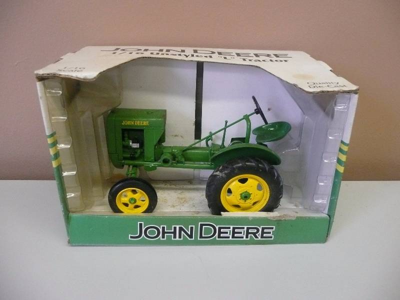 lot 31 image: Vintage SpecCast Die Cast Collectibles - John Deer 116 Unstyled L Tractor  - Still In Box - See Pictures