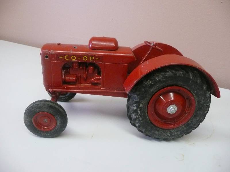 lot 32 image: Vintage CO-OP Tractor LP Gas Wide Front - RARE - See Pictures