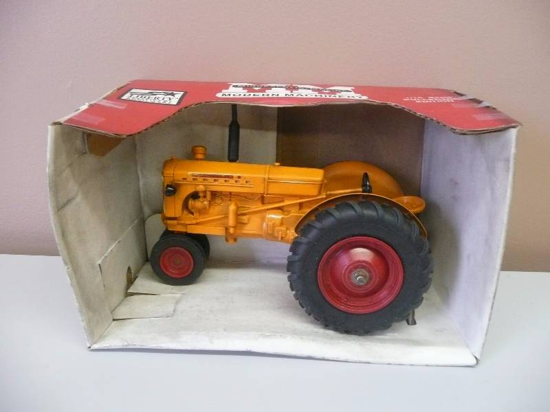 lot 34 image: Liberty Classics By SpecCast - Minneapolis Moline 116 Collector Edition - Still In Box - See Pictures