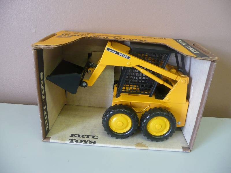 lot 49 image: Vintage Ertl Inc. John Deer Industrial Loader 116 Scale, Blueprint Replica - New In Box - See Pictures