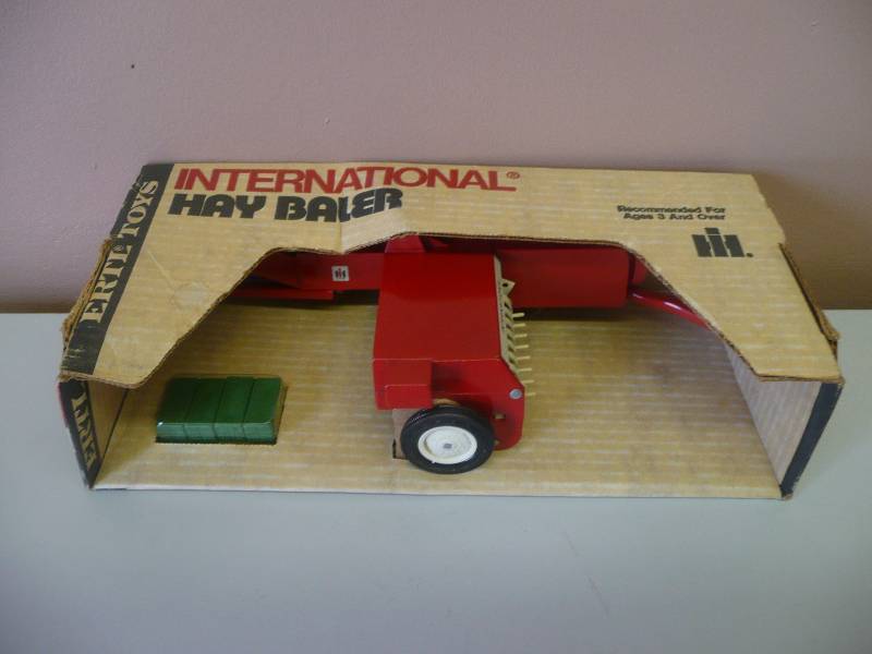 lot 51 image: Vintage Ertl Inc. International Hay Baler - 116 Scale - New In Box - See Pictures