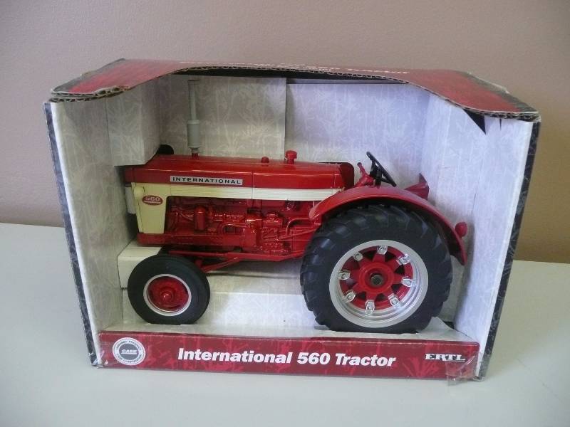 lot 54 image: Ertl Inc. 2001 International 560 Tractor, Case IH - 116 Scale - Heavy, New In Box - See Pictures