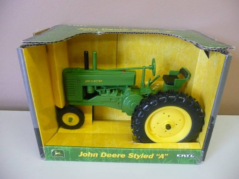 lot 58 image: Ertl Inc.2000 John Deer Styled A Tractor - 116 Scale - New In Box - See Pictures
