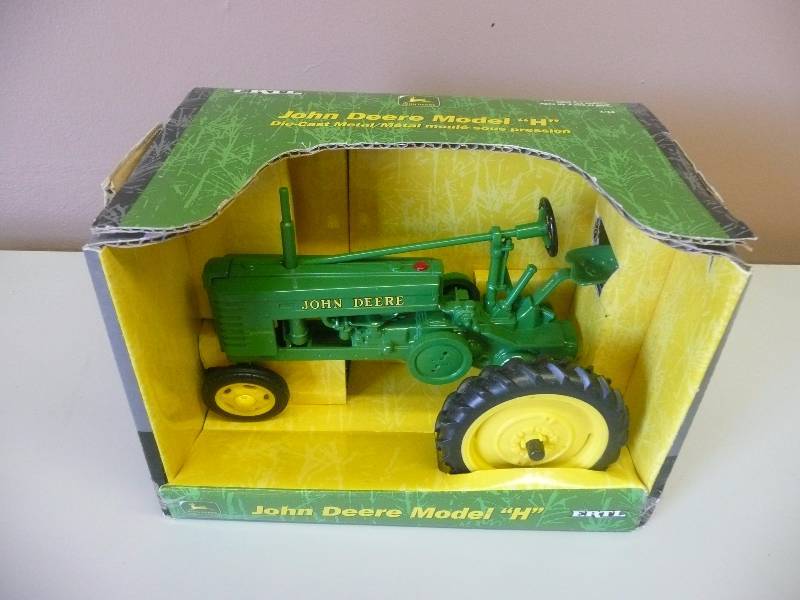 lot 64 image: Ertl Inc. John Deer Model H Tractor - 116 Scale - New In Box - See Pictures