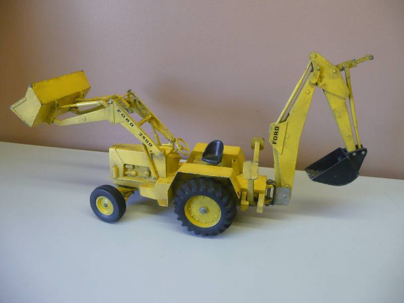 lot 75 image: VINTAGE ERTL FORD 7500 TRACTOR BACKHOE GIANT 112 SCALE APPEARS TO BE IN GOOD CONDITION FOR ITS AGE - SEE PICTURES
