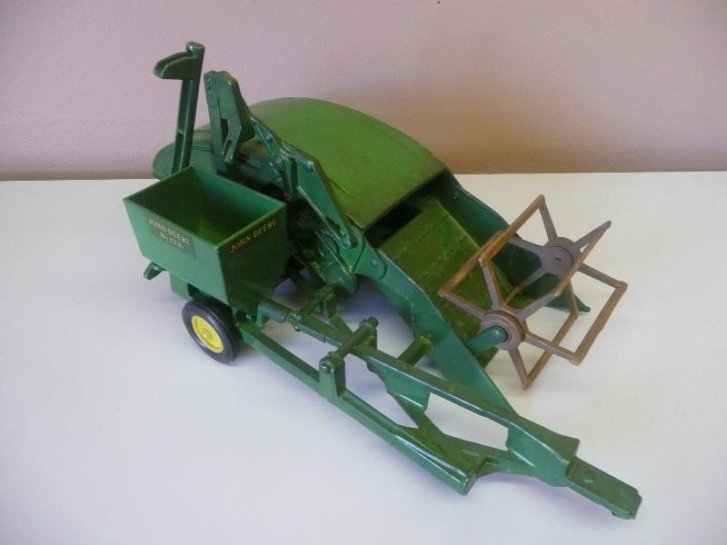 lot 76 image: VINTAGE ERTL JOHN DEER #12A PULL TYPE COMBINE - APPEARS TO BE IN GOOD CONDITION FOR ITS AGE - SEE PICTURES