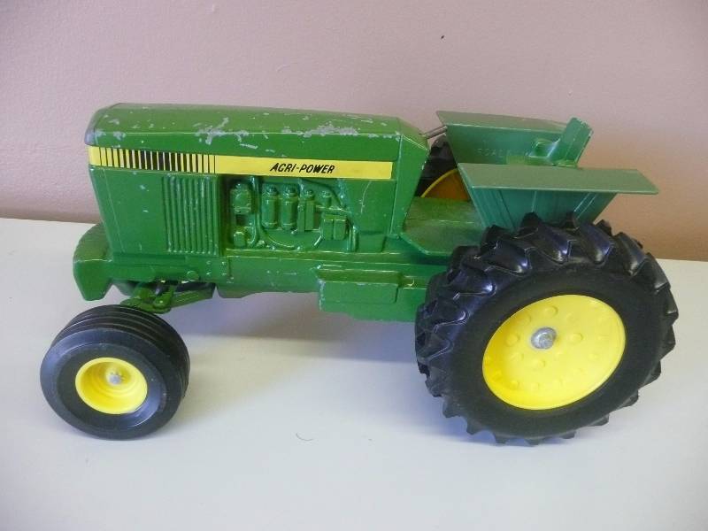 lot 77 image: VINTAGE WIDE FRONT GREEN TRACTOR - AGRI-POWER - MADE IN USA - SCALE MODELS - SEE PICTURES