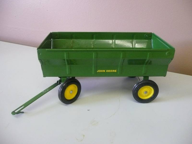 lot 78 image: VINTAGE FLARE BOX JOHN DEER WAGON - NICE CONDITION - SEE PICTURES