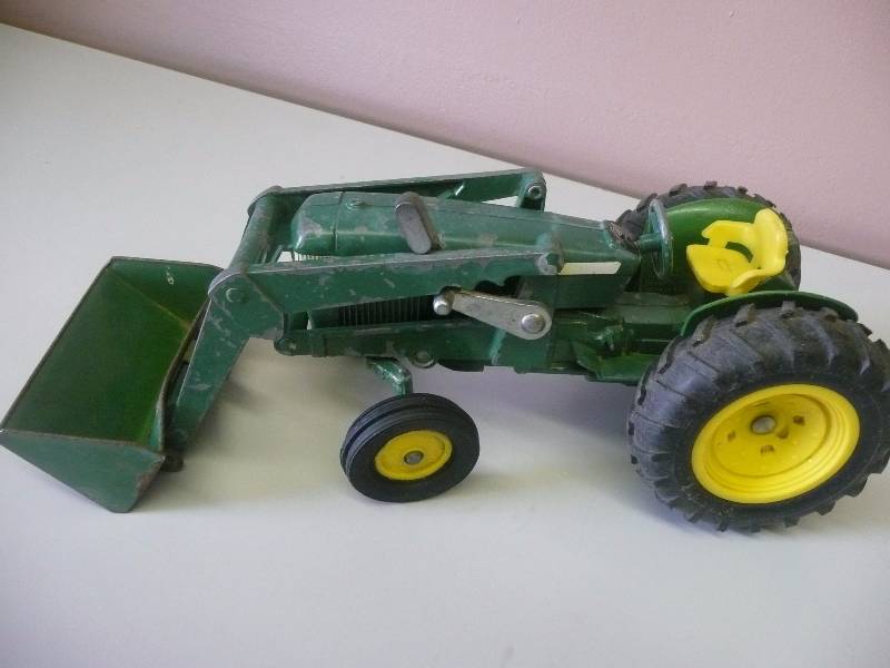 lot 79 image: VINTAGE ERTL JOHN DEER TRACTOR & FRONT END LOADER - COOL PIECE - SEE PICTURES