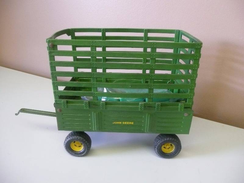 lot 80 image: VINTAGE ERTL JOHN DEER BALE WAGON WITH PLASTIC HAY BALES - SEE PICTURES