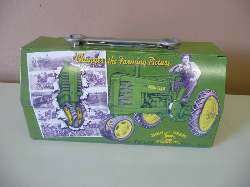 lot 81 image: VINTAGE JOHN DEER UTILITY BOX - GOOD CONDITION - SEE PICTURES