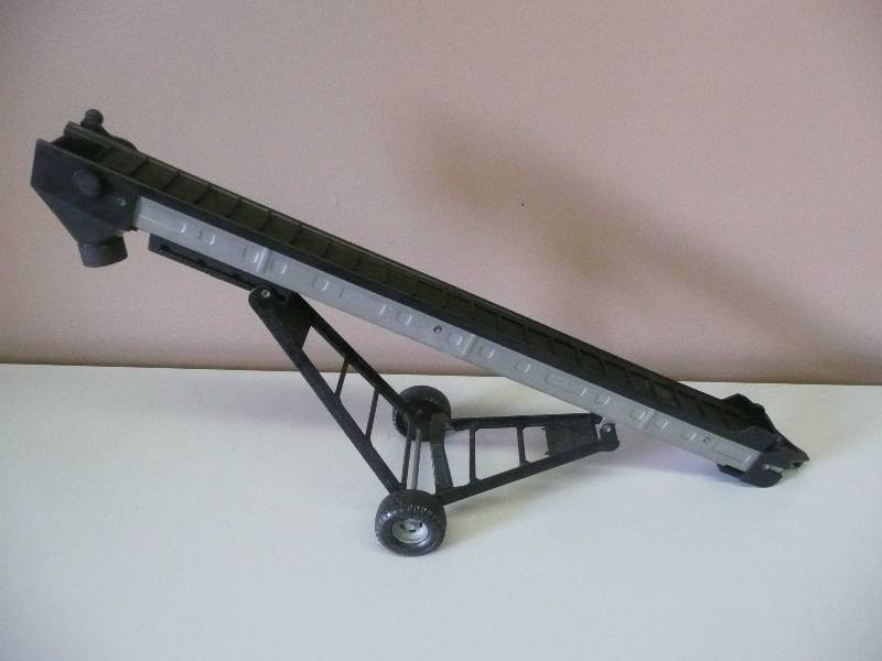 lot 82 image: VINTAGE BALE ELEVATOR - VERY GOOD CONDITION - SEE PICTURES
