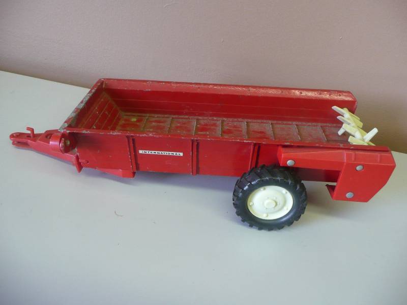 lot 83 image: VINTAGE ERTL INTERNATIONAL SPREADER - SEE PICTURES