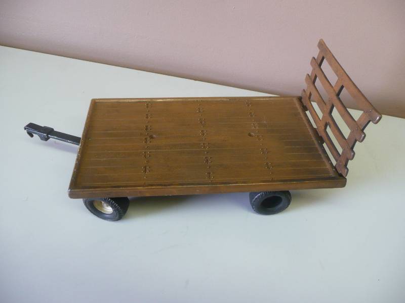 lot 84 image: VINTAGE ERTL FLAT BED WAGON WITH REAR RACK - SEE PICTURES