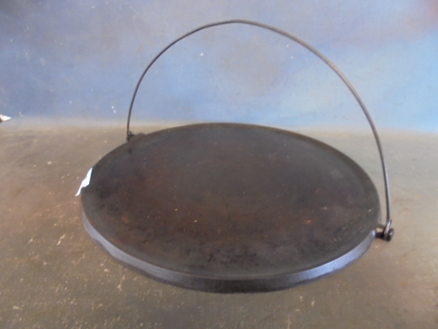 lot 7 image: Griswold Cast Iron Round Griddle
