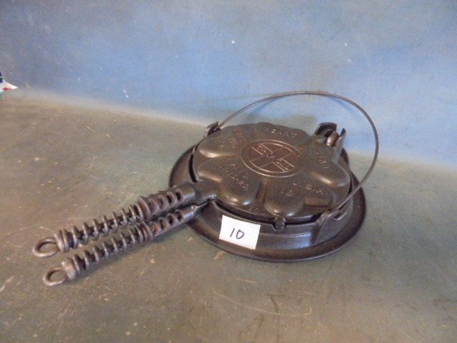 lot 10 image: Griswold Cast Iron Waffle Iron