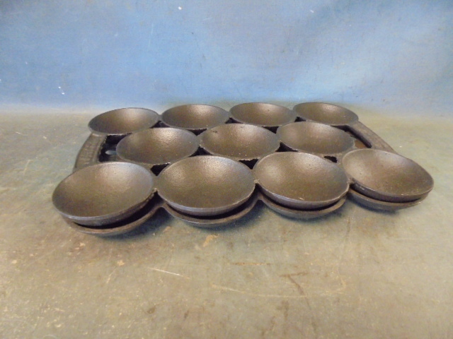 lot 34 image: Cast Iron Gem Pans