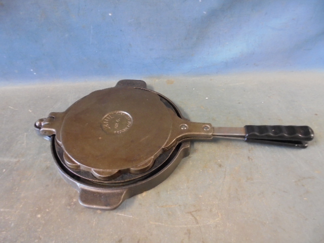 lot 40 image: Jotul Waffle  Pizzelle Iron