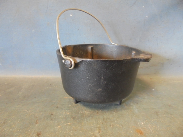 lot 43 image: Griswold Cast Iron Ashtray