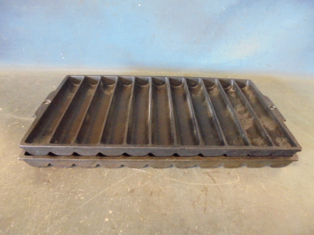 lot 53 image: Griswold Cast Iron Cornbread Pans