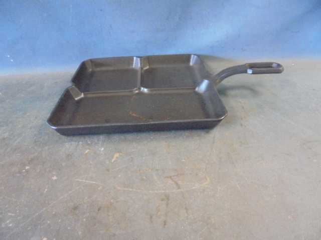 lot 61 image: Griswold Cast Iron Breakfast Skillet