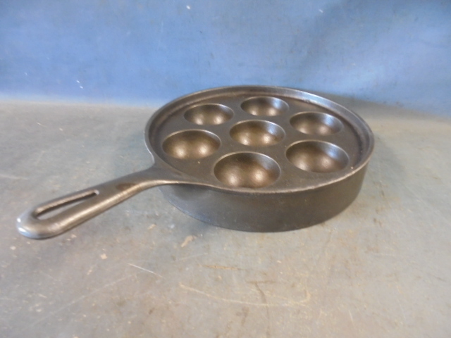 lot 63 image: Griswold Cast Iron Danish Cake Pan