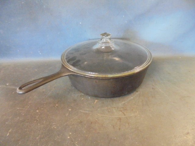lot 69 image: Wagnerware Skillet with Glass Lid
