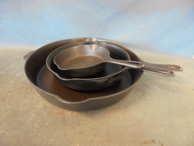 lot 23 image: Griswold Cast Iron Skillets