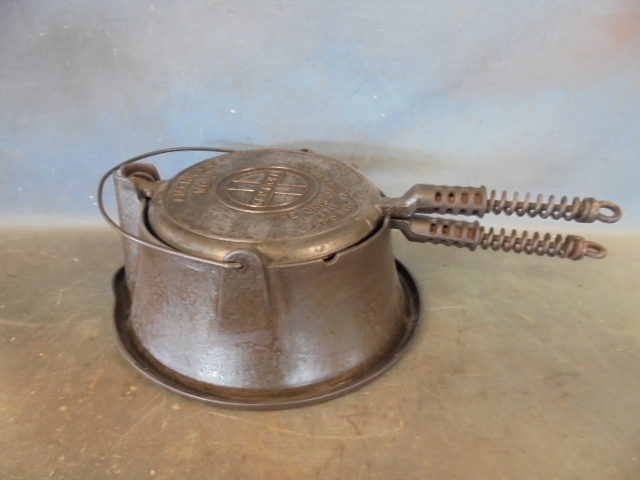 lot 89 image: Griswold Cast Iron Waffle Iron with Base