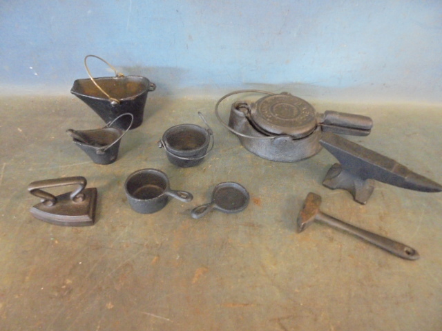 lot 98 image: Cast Iron Miniatures