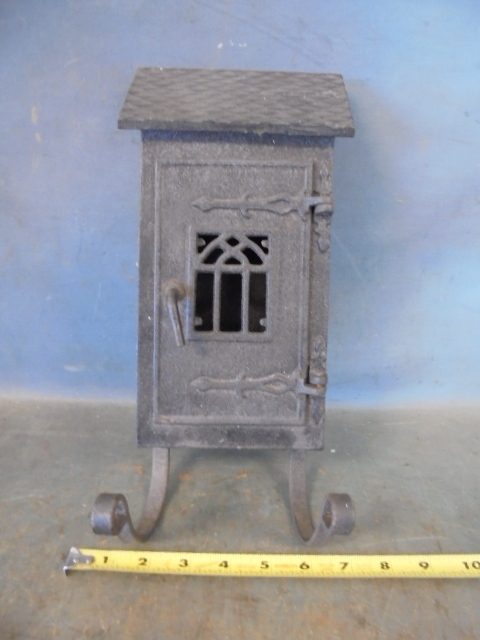 lot 101 image: Griswold Cast Iron Mailbox