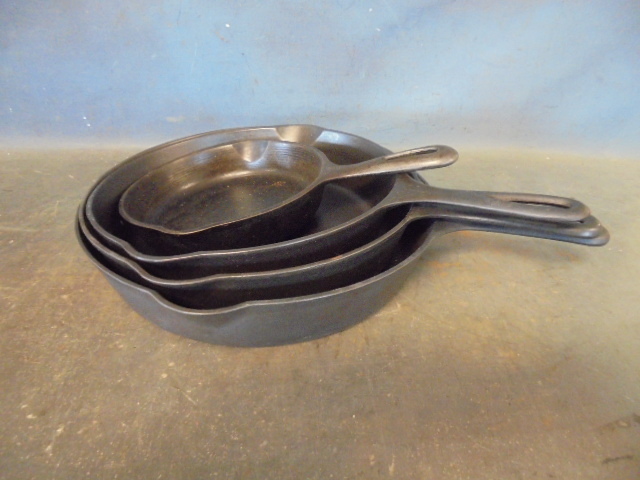 lot 115 image: Griswold Cast Iron Skillets