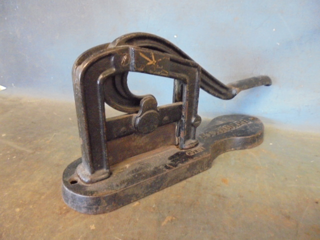 lot 125 image: Cast Iron Pug Tobacco Cutter