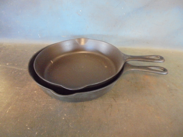 lot 132 image: Griswold Cast Iron Skillets