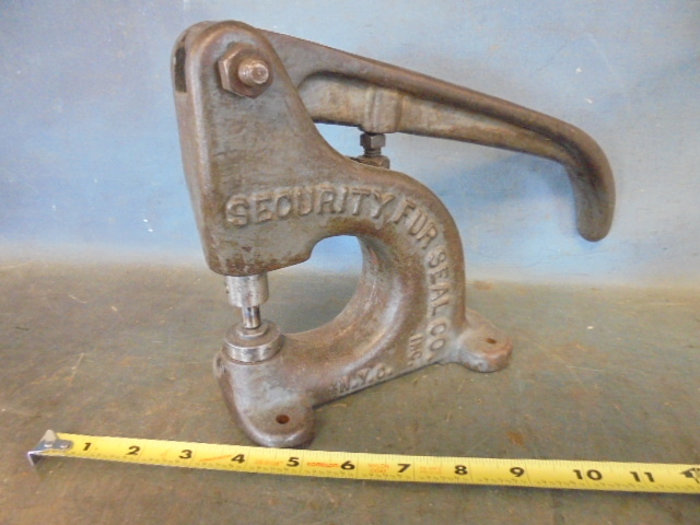 lot 137 image: Cast Iron Rivet Press