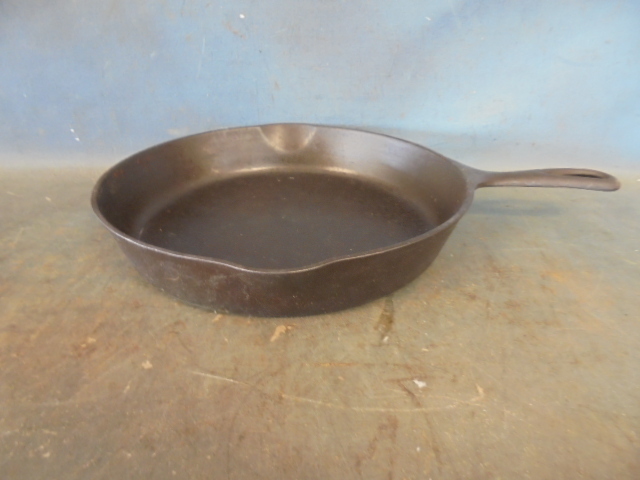 lot 141 image: Victor Cast Iron Skillet