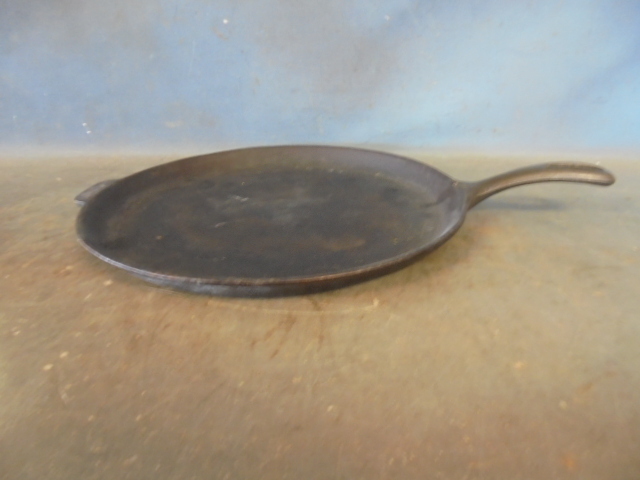 lot 156 image: Wagnerware Skillet Griddle