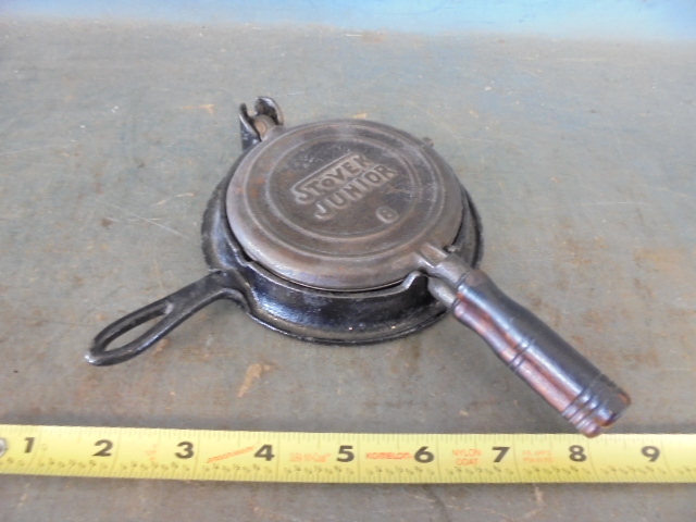 lot 162 image: Stover Junior Mini Waffle Iron