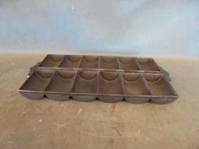 lot 163 image: Griswold Cornbread Pan