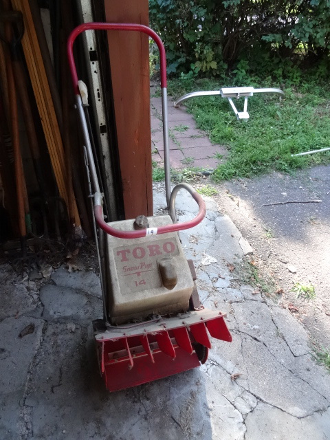 lot 19 image: Vintage Toro snow pup 14 snow blowe...