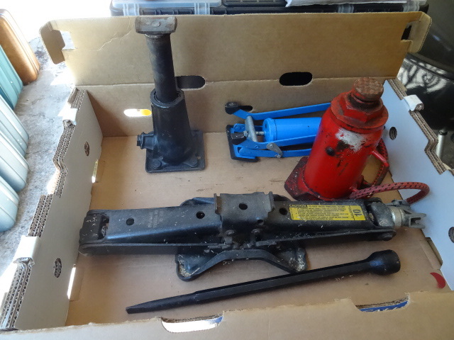 lot 30 image: Bicycle air pump. 3 jacks...
