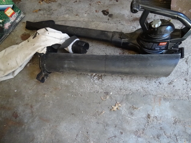 lot 32 image: Toro snow blower vac. 110 volt. Inc...